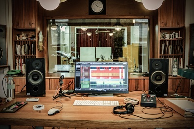 die DAW Cubase in Regie1 mit Blick in den Saal