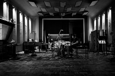 der große Aufnahmesaal bei der Live-Aufnahme von Bass und Schlagzeug