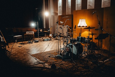 der Aufnahmesaal des Studio Nord mit Schlagzeug, Bassverstärker und Steinway-Flügel