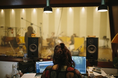 Tonmeisterin Janne Gruhn bei der Aufnahme eines klassischen Ensembles